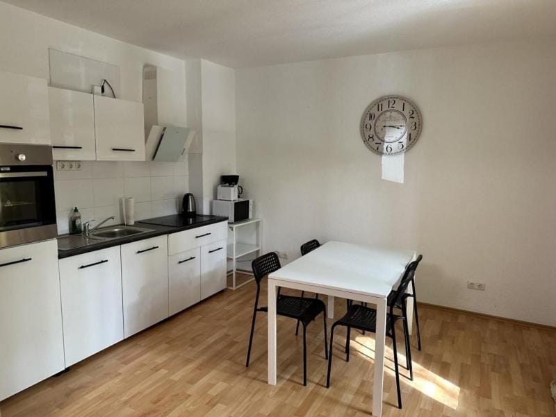 Kitchen or kitchenette, Dining area, stove