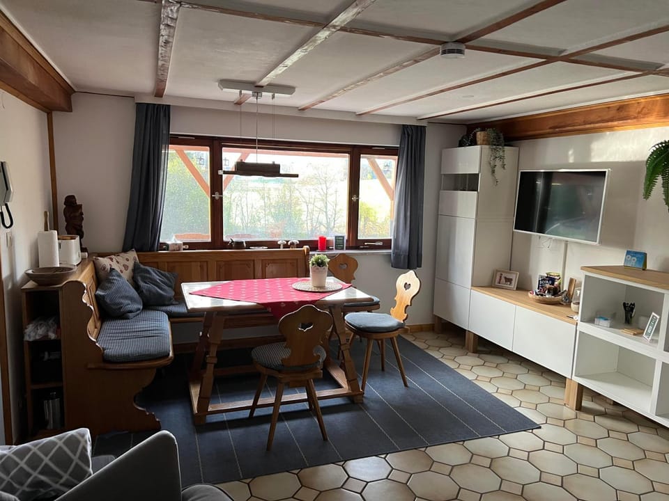 TV and multimedia, Seating area, Dining area