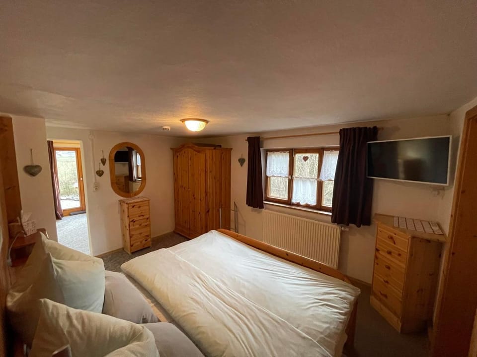 Bed, TV and multimedia, Photo of the whole room, Bedroom