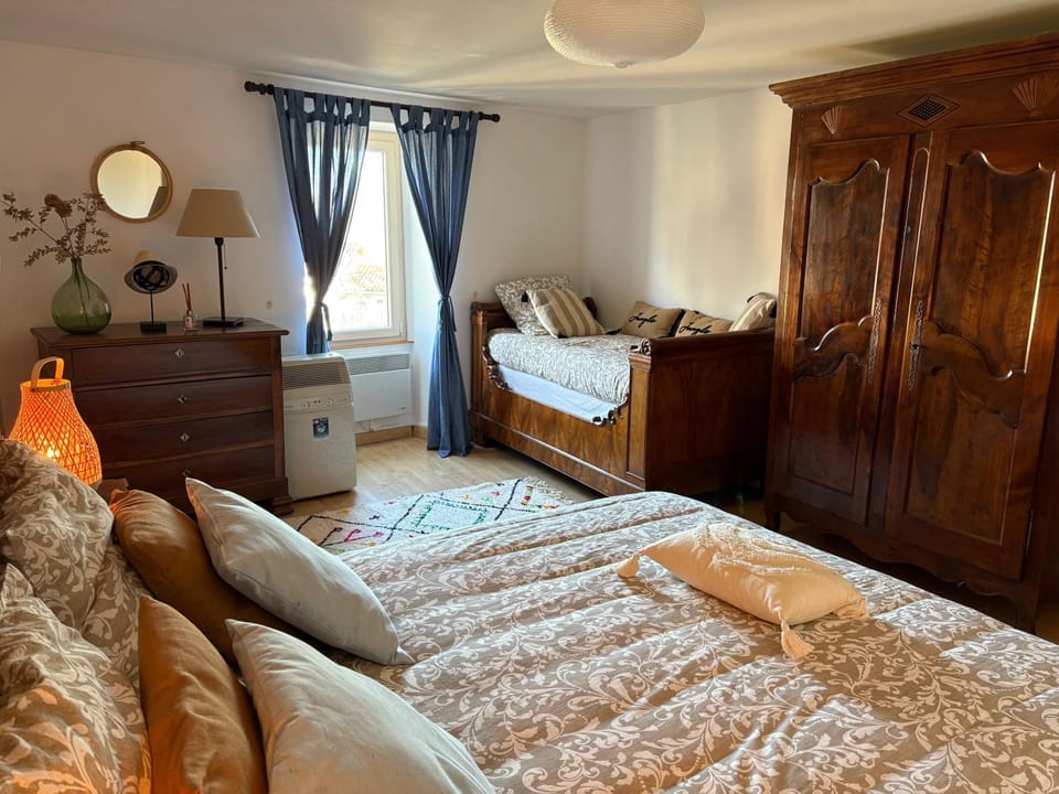 Photo of the whole room, Bedroom