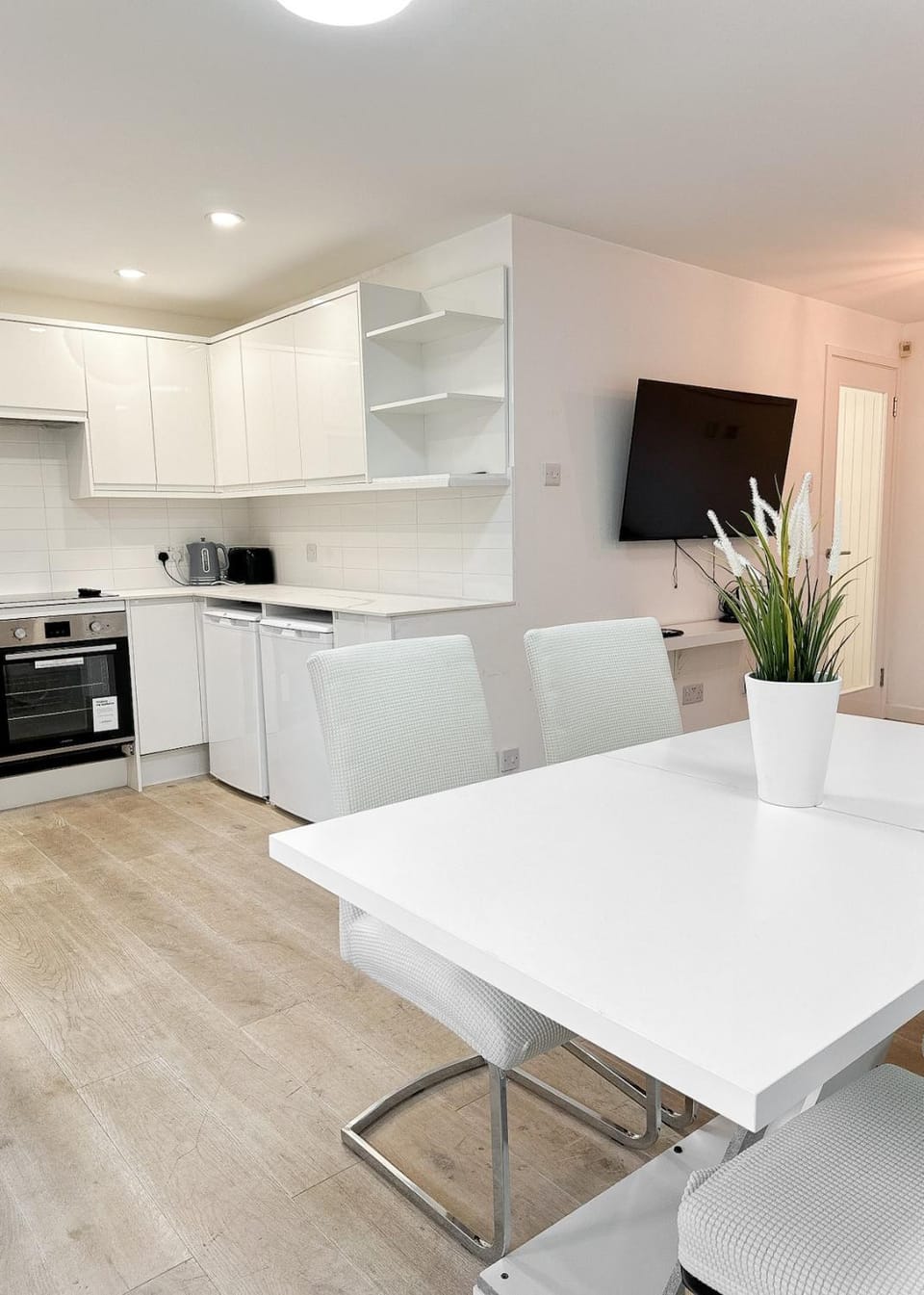 TV and multimedia, Kitchen or kitchenette, Living room, Seating area, Dining area