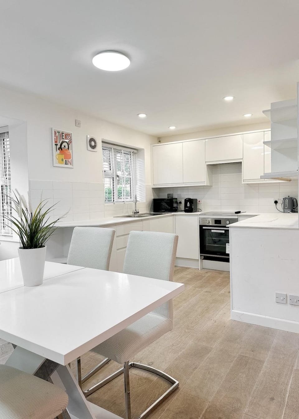 Kitchen or kitchenette, Living room, Seating area, Dining area
