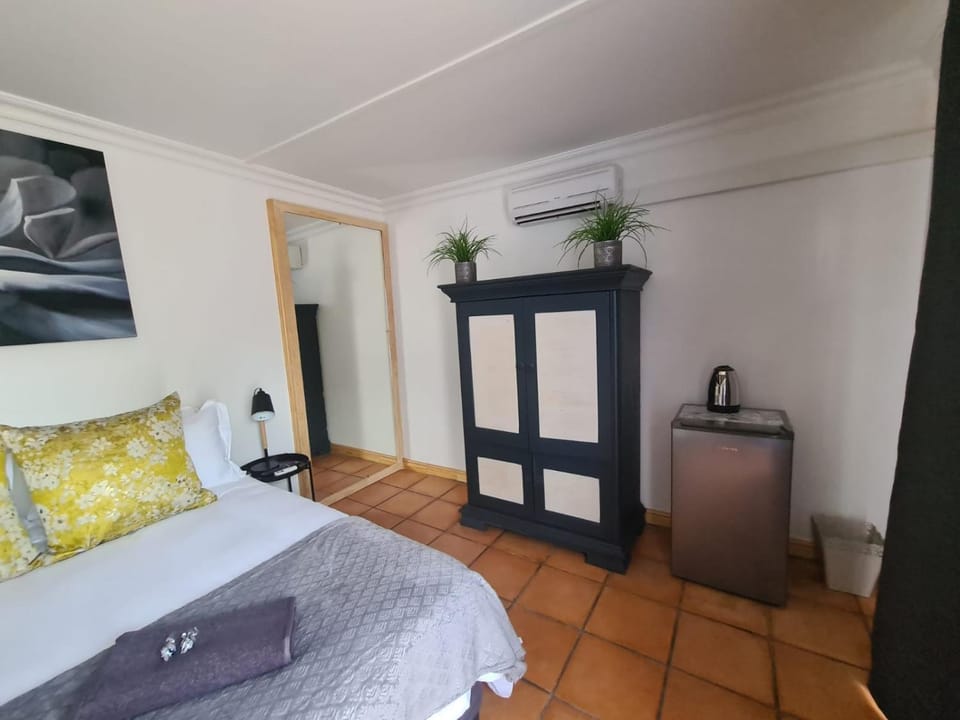 Bed, Bedroom, wardrobe, air conditioner
