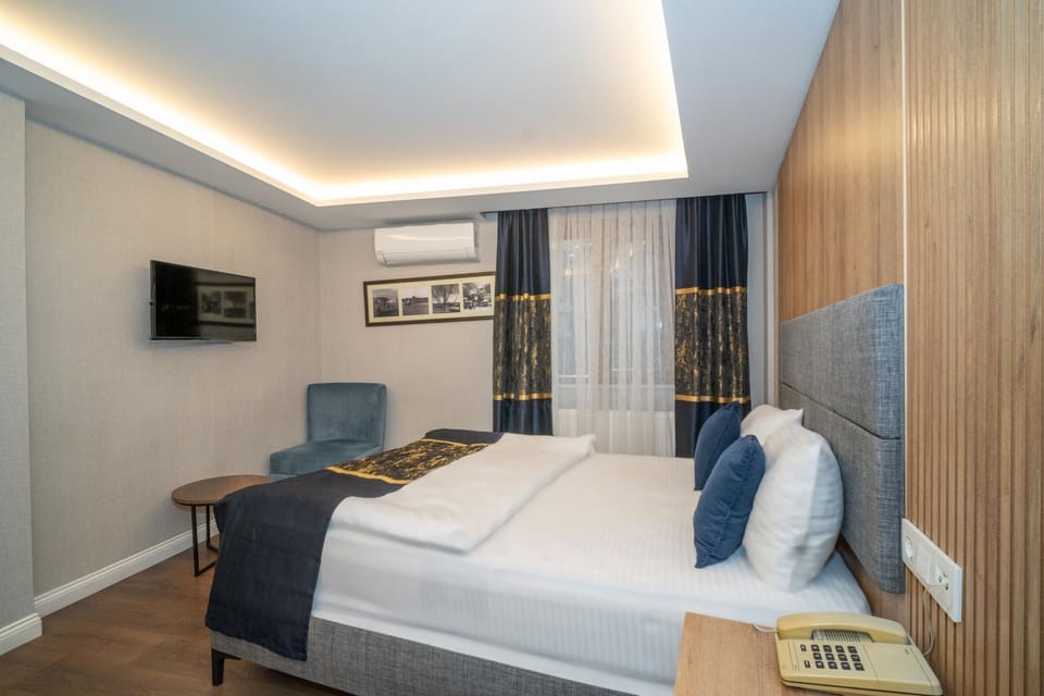 Bed, TV and multimedia, Bedroom