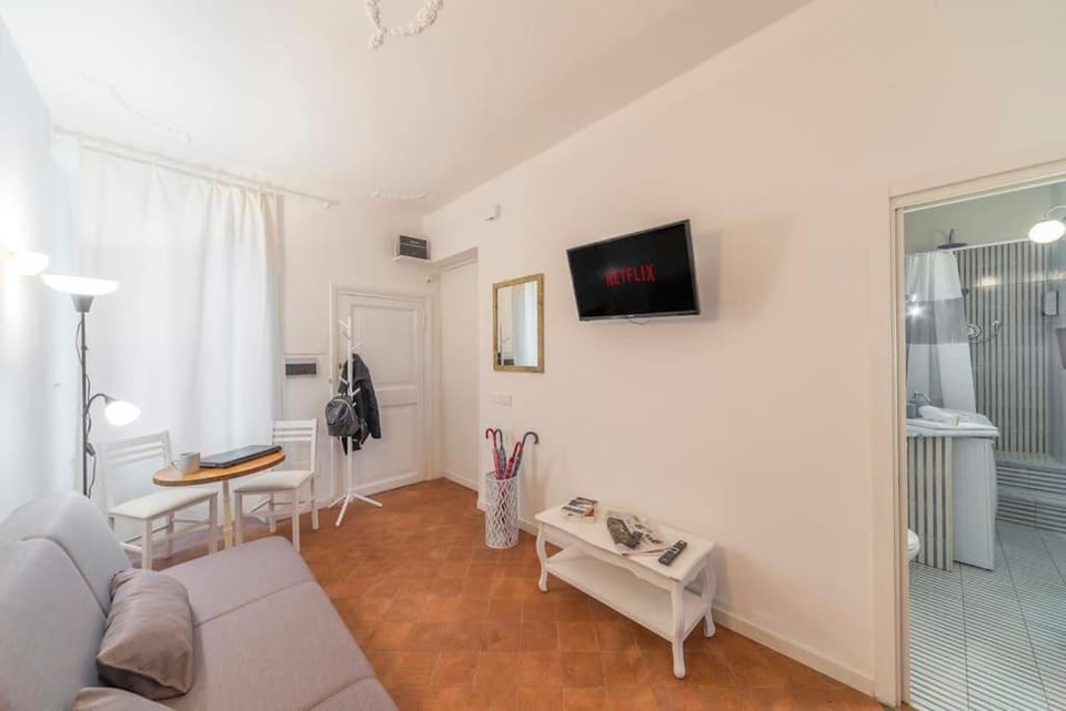 Bathroom, TV and multimedia, Living room, Seating area