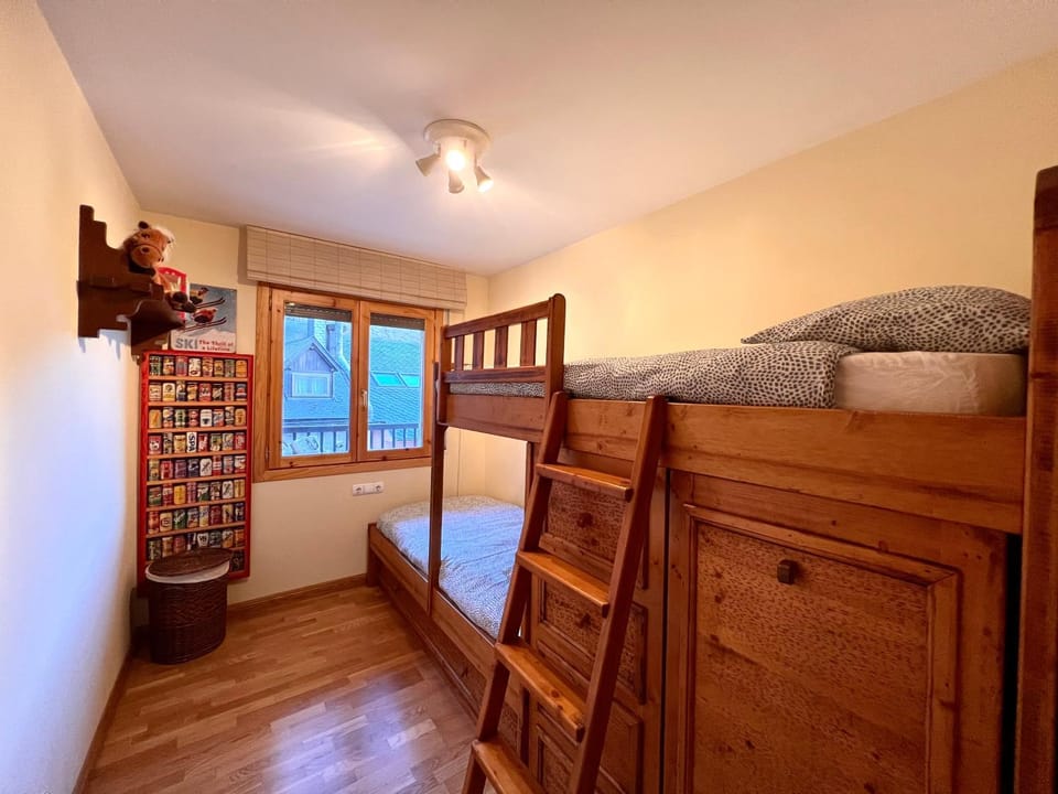 Bed, Photo of the whole room, Bedroom, bunk bed, hair dresser