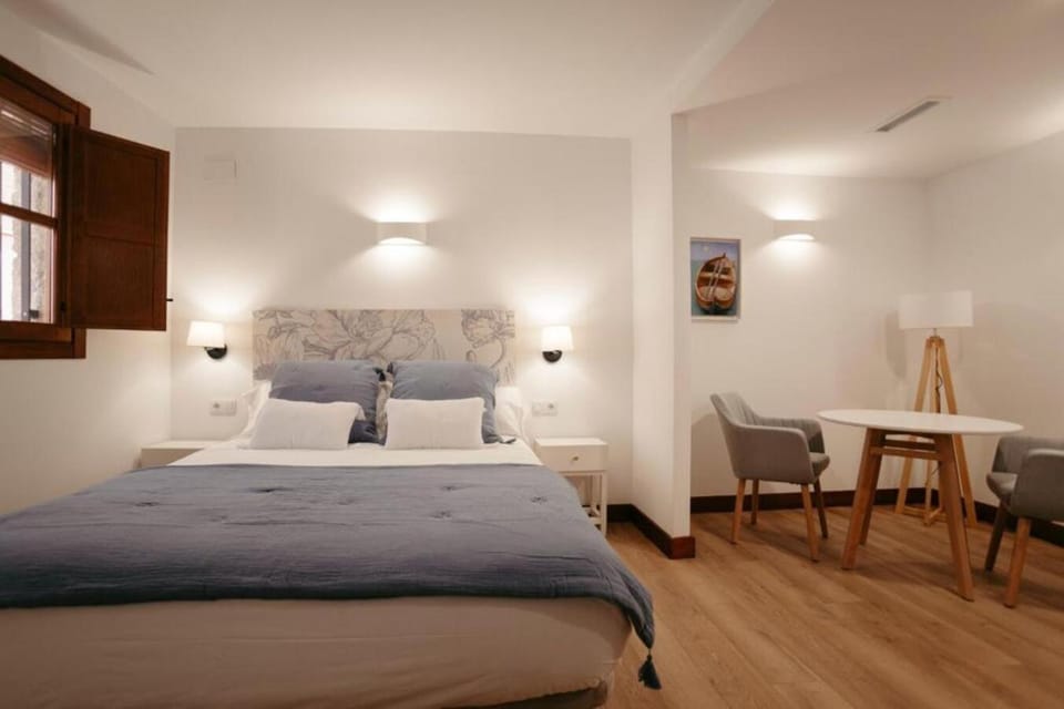 Bed, Living room, Seating area, Bedroom