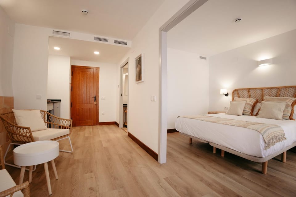 Bed, Living room, Photo of the whole room, Seating area