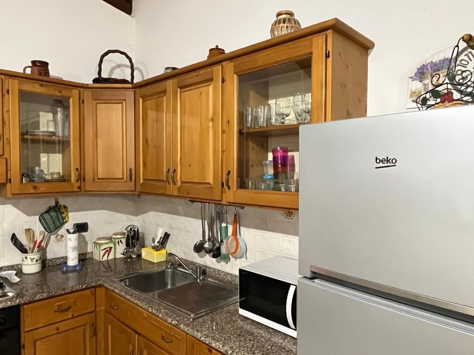 Kitchen or kitchenette, minibar