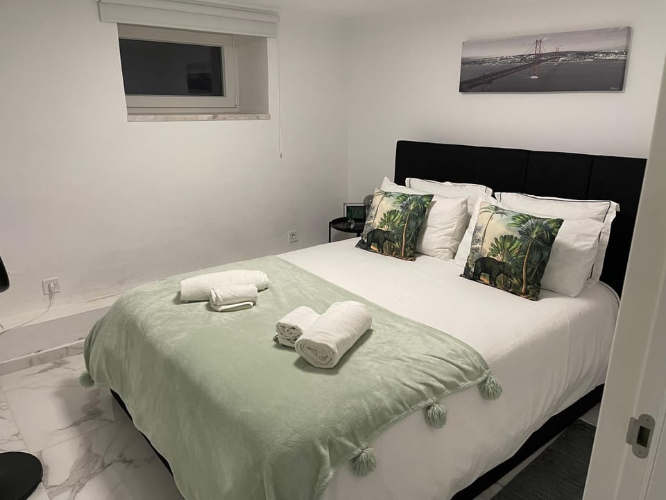 Bed, View (from property/room), Photo of the whole room, Bedroom, towels