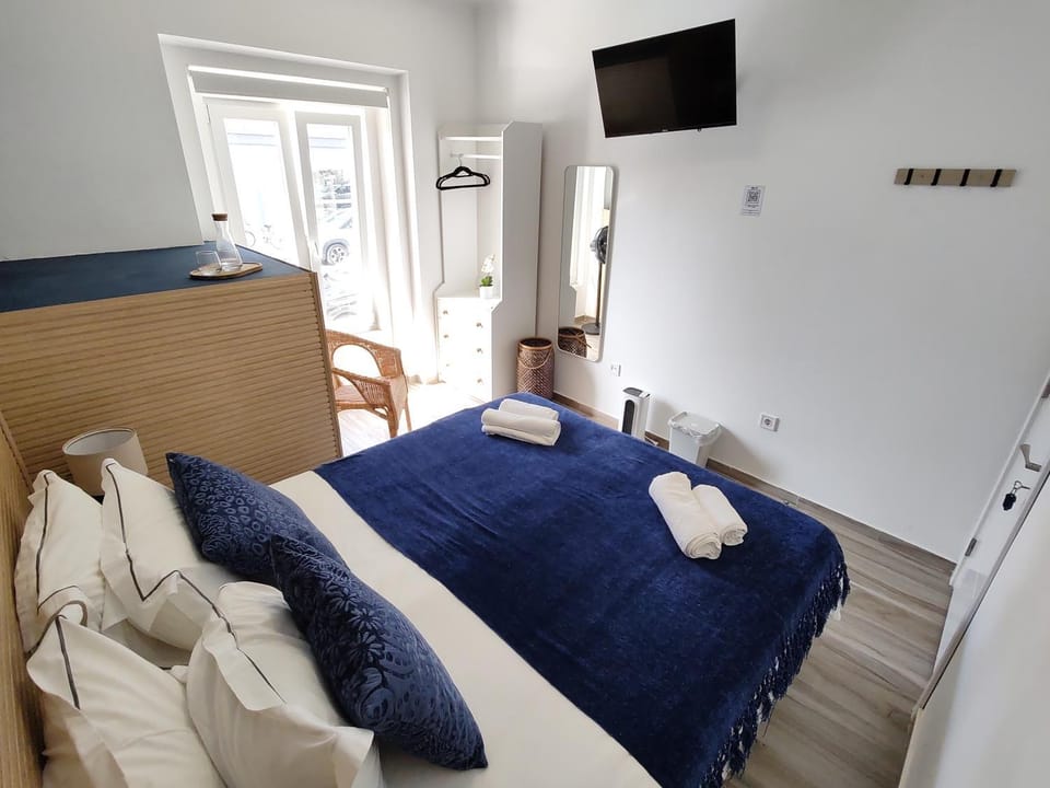 Bed, TV and multimedia, Photo of the whole room, Decorative detail, Bedroom, towels, wardrobe
