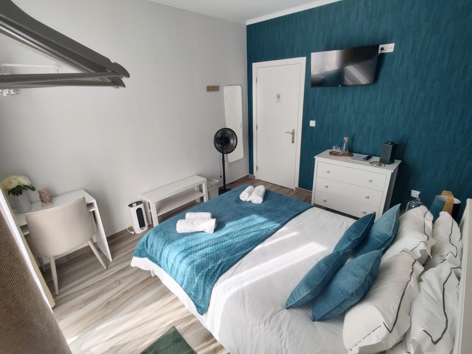 Bed, TV and multimedia, Photo of the whole room, Decorative detail, Bedroom, fireplace, towels, wardrobe