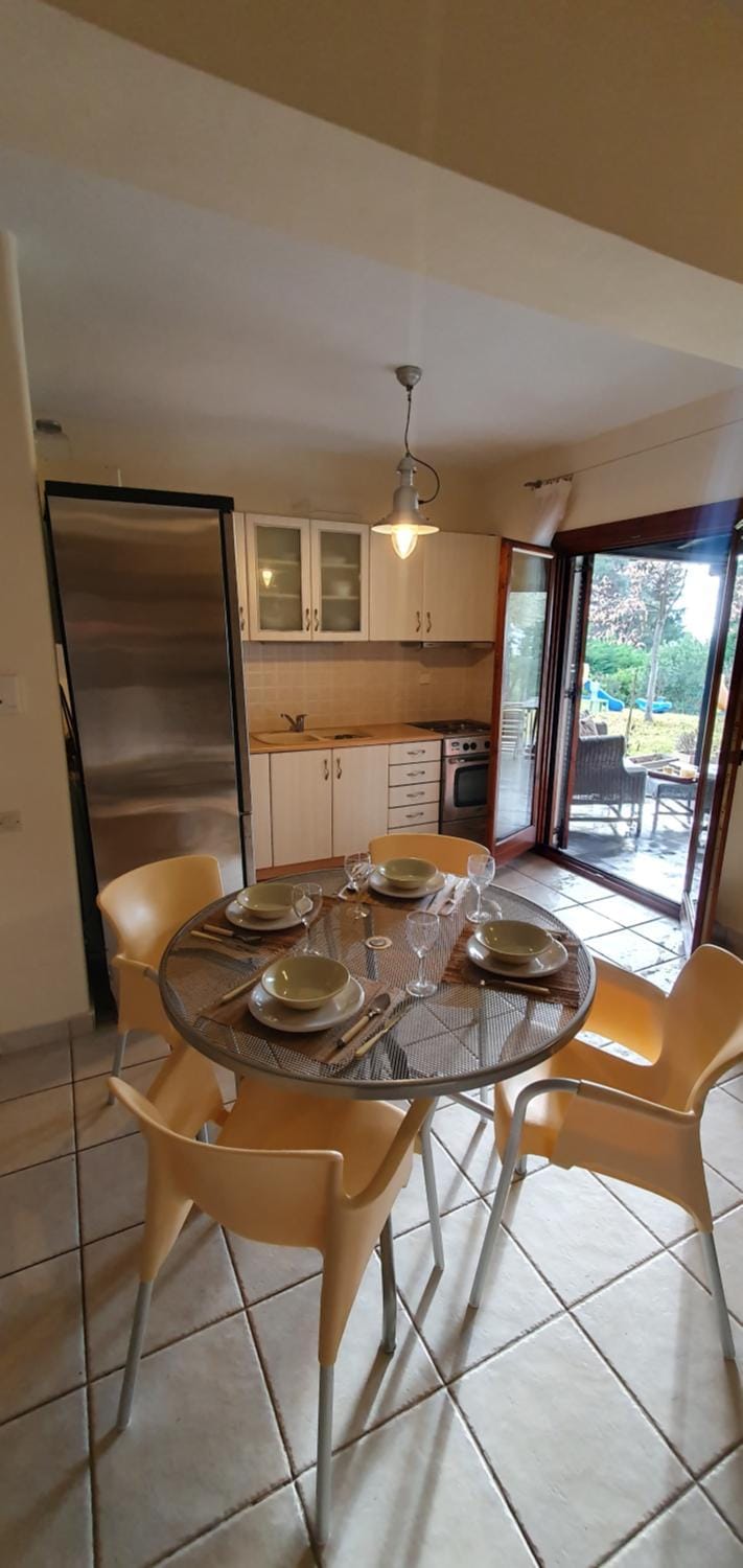 Kitchen or kitchenette, Dining area