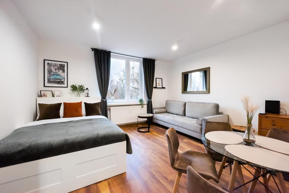 Bed, TV and multimedia, Living room, Photo of the whole room, Seating area, Bedroom, hair dresser