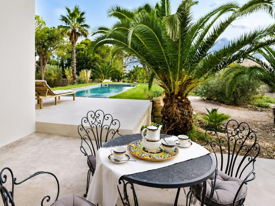 Food and drinks, Dining area, Garden view, Pool view