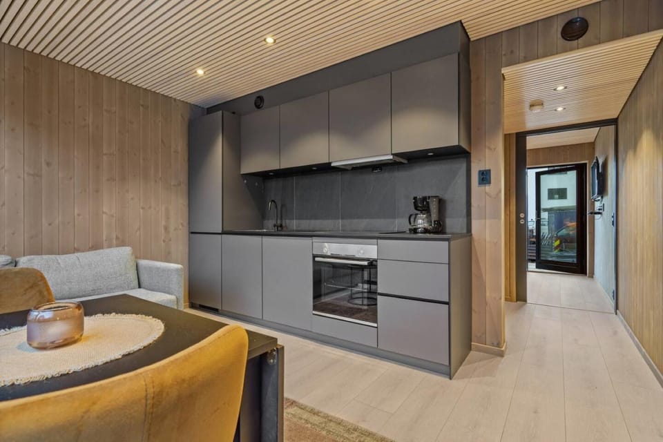 Coffee/tea facilities, Kitchen or kitchenette, Living room, Seating area, Dining area, dishwasher, oven, stove