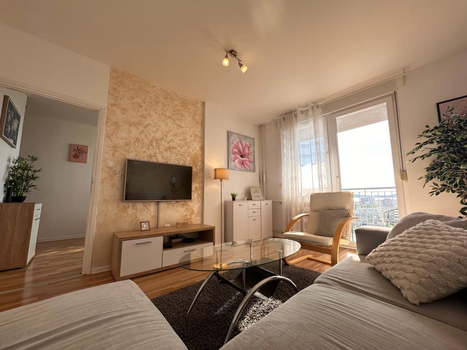 TV and multimedia, Living room, Photo of the whole room, Seating area