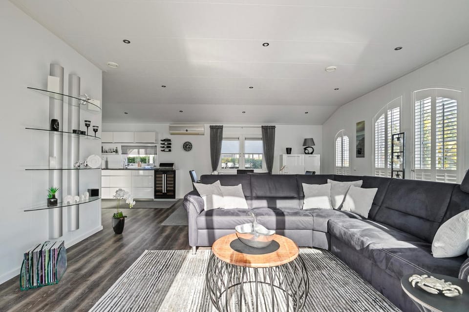 Kitchen or kitchenette, Living room, Seating area, Dining area, oven