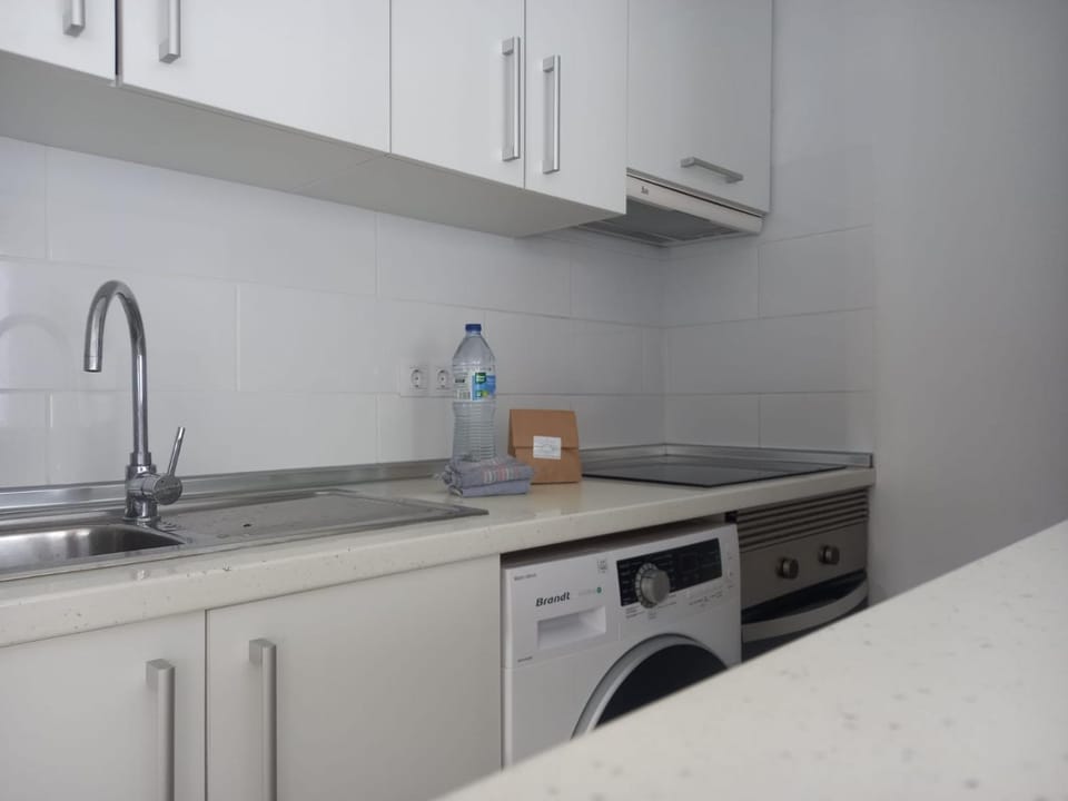 Kitchen or kitchenette, pet friendly, stove, washing machine