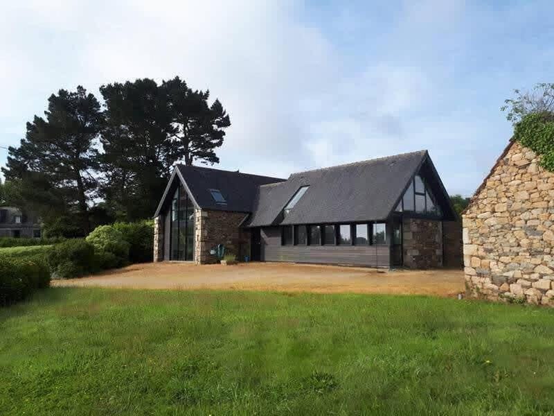 Large farmhouse with garden and sea view for 8 people House in Finistere
