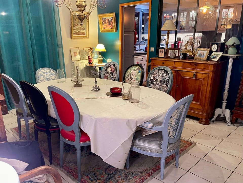 Restaurant/places to eat, Dining area