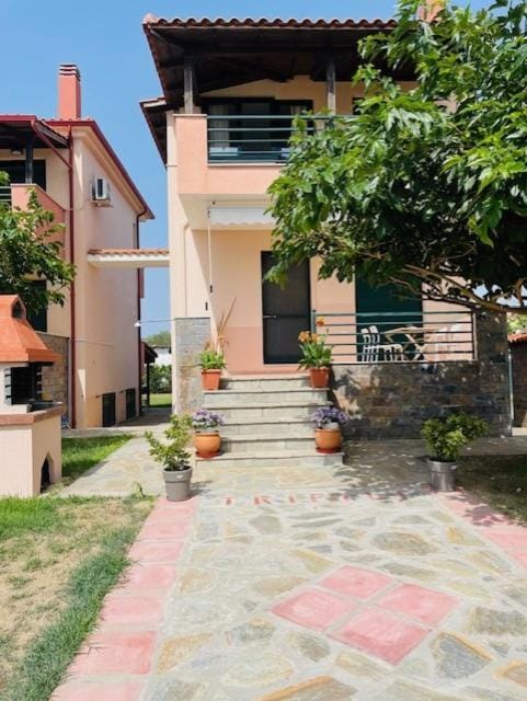 Property building, Facade/entrance, BBQ facilities, BBQ facilities, Garden, Garden