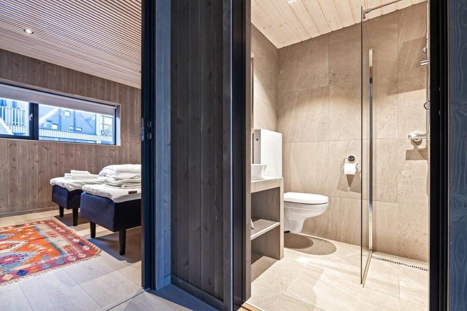 Shower, Toilet, Bed, Bathroom, Bedroom