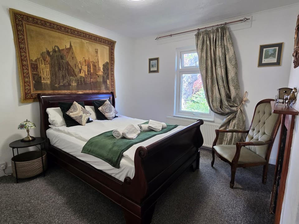 Cute Cottage in Egham Heathrow- 7 Guests 3 bedrooms Apartment in Egham