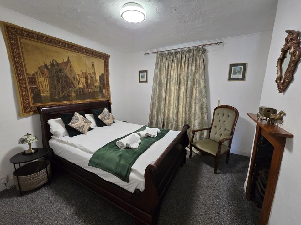 Cute Cottage in Egham Heathrow- 7 Guests 3 bedrooms Apartment in Egham