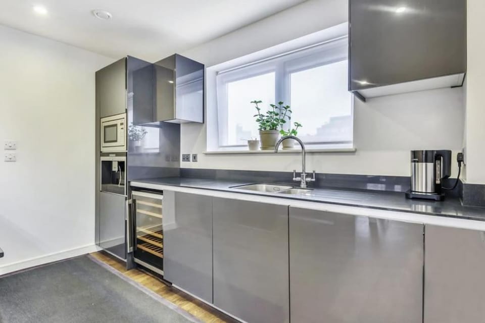 Kitchen or kitchenette, dishwasher, minibar