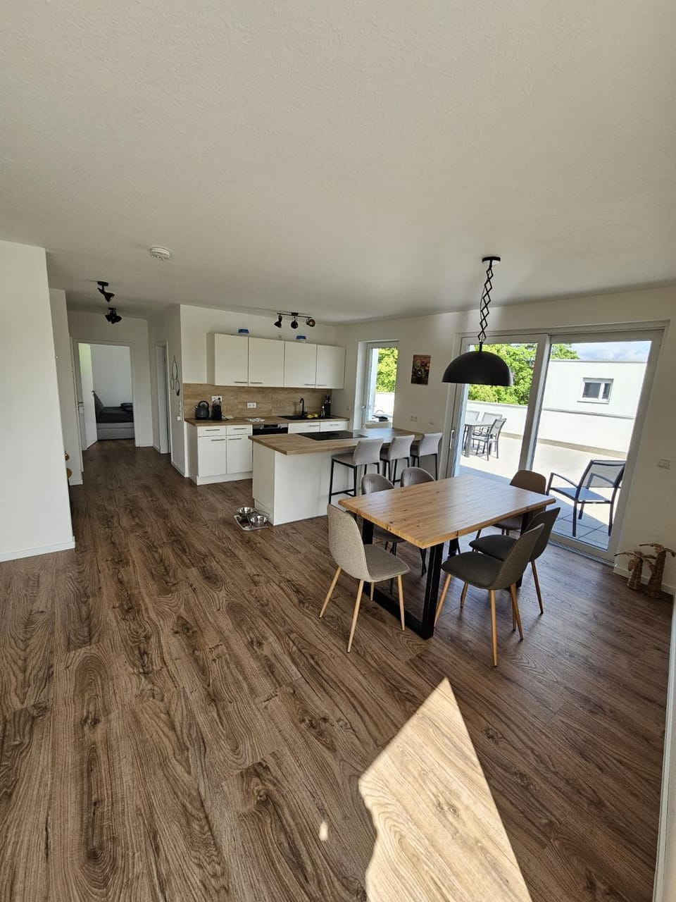 Kitchen or kitchenette, Dining area, stove