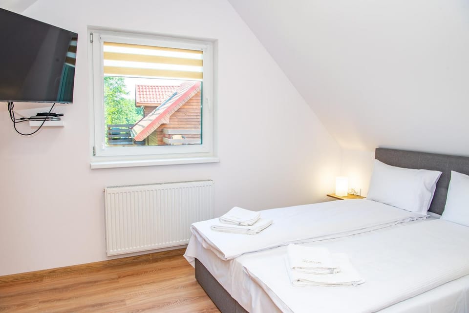 Bed, Bedroom, internet, towels