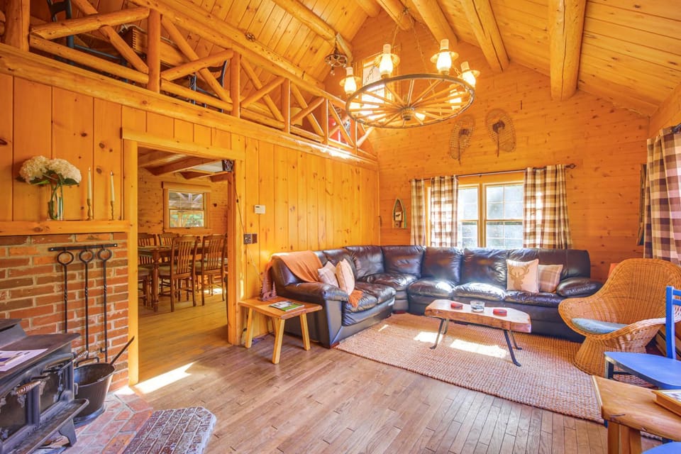 Andover Cabin Retreat w/ Hot Tub & Fireplace! Cabin in Andover