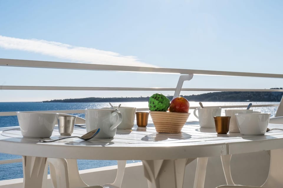Food and drinks, Dining area, Sea view