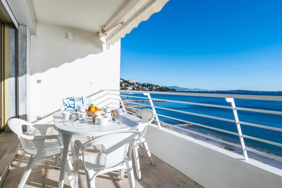 View (from property/room), Balcony/Terrace, Dining area, Sea view