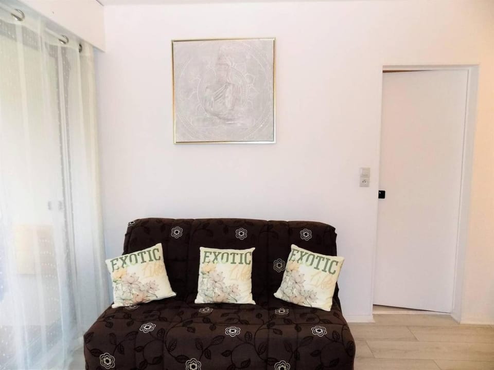 Living room, Decorative detail, Seating area