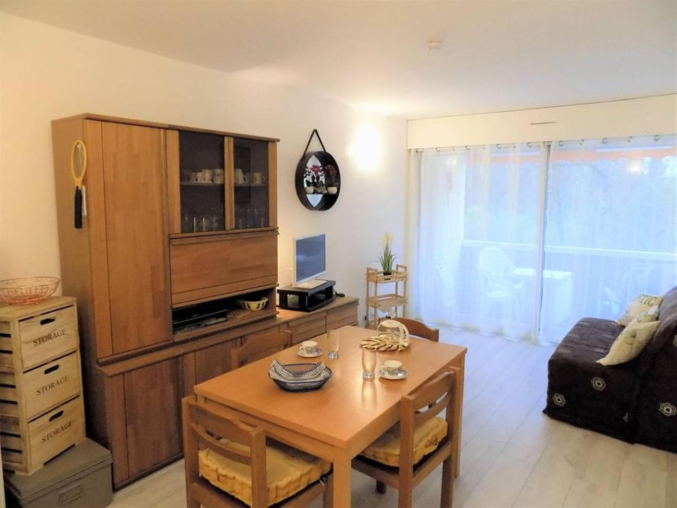 TV and multimedia, Living room, Decorative detail, Seating area, Dining area, hair dresser