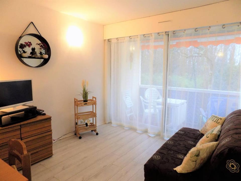 TV and multimedia, Living room, Decorative detail, Seating area, hair dresser