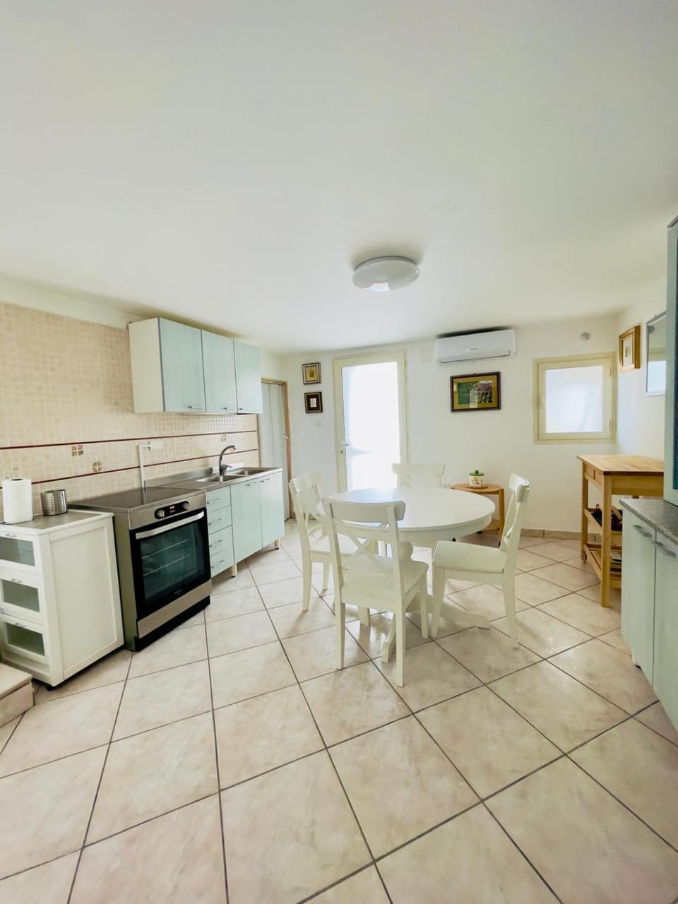 Kitchen or kitchenette, Dining area, stove