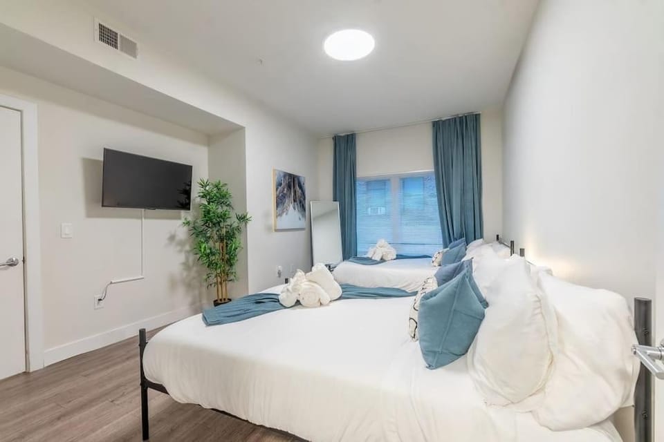 Bed, TV and multimedia, Photo of the whole room, Evening entertainment, Bedroom, towels, air conditioner