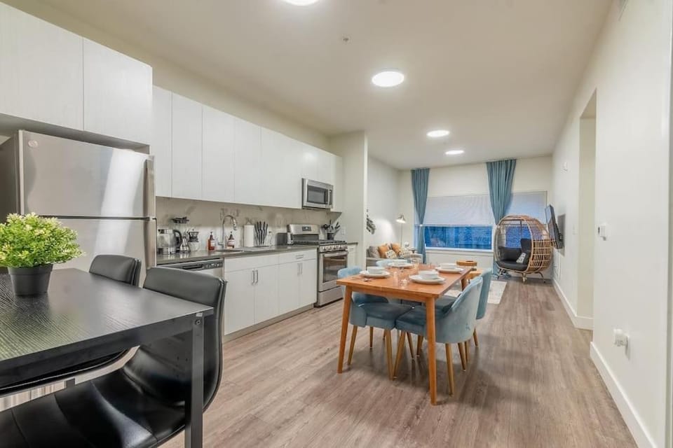 Seating area, Dining area, oven, kitchen