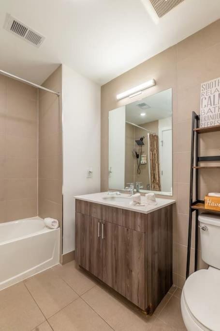 Shower, Toilet, Bathroom, Bath, towels