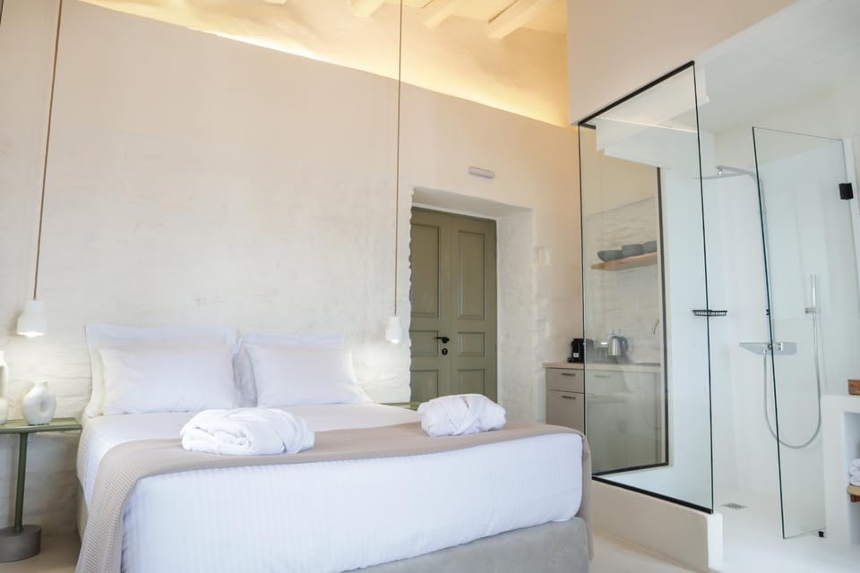 Shower, Bed, Bedroom