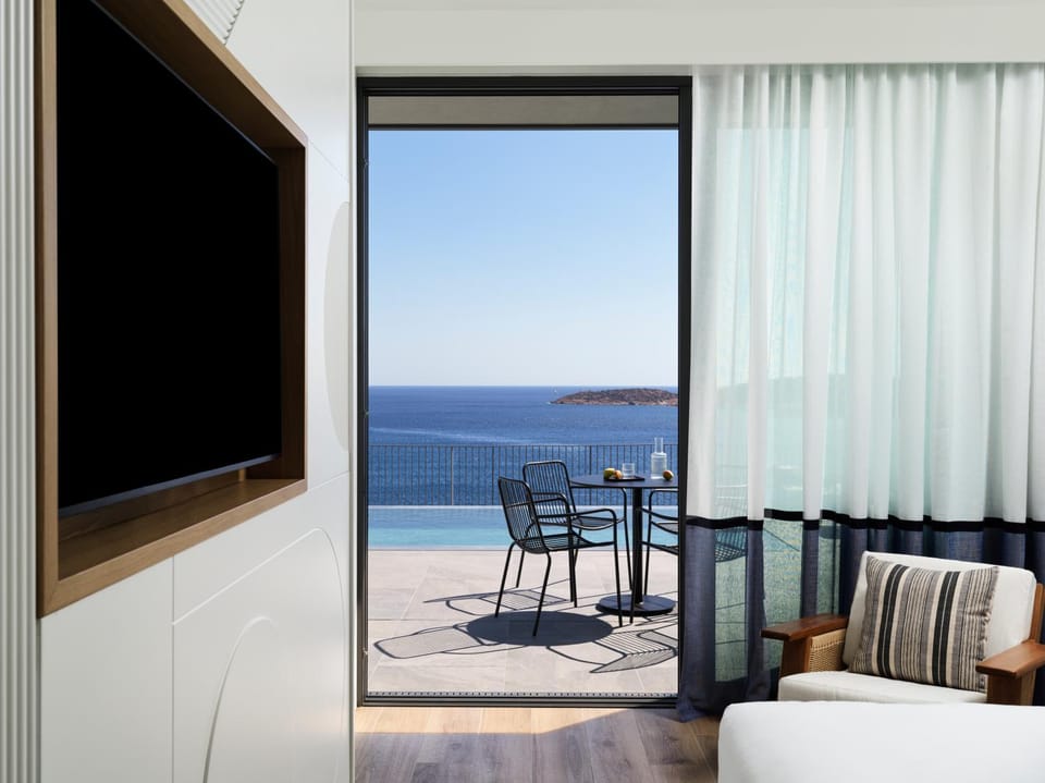 Natural landscape, Balcony/Terrace, Seating area, Sea view, Swimming pool