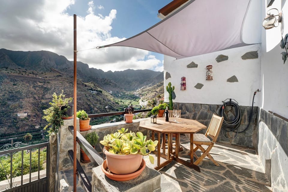 Property building, Balcony/Terrace, Living room