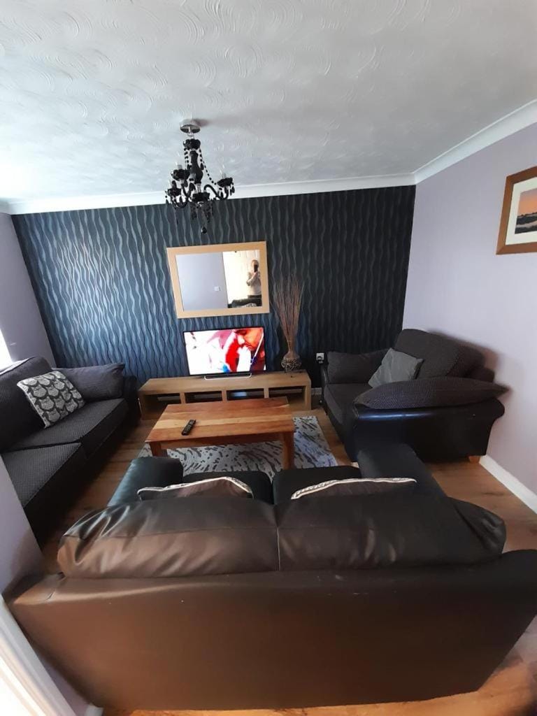 TV and multimedia, Living room, Seating area, Evening entertainment