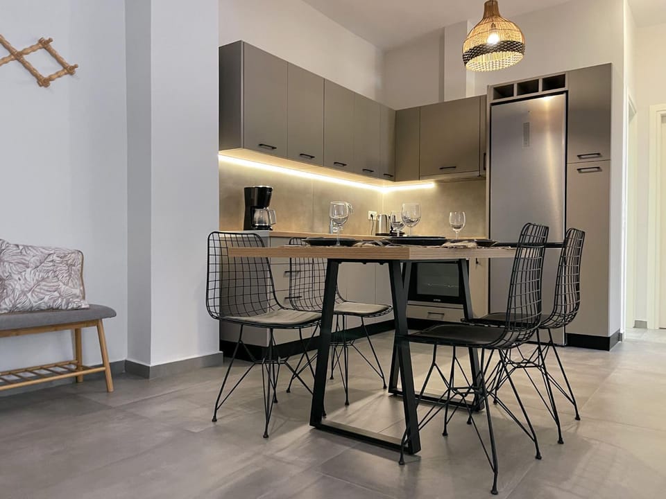 Kitchen or kitchenette, Seating area, Dining area