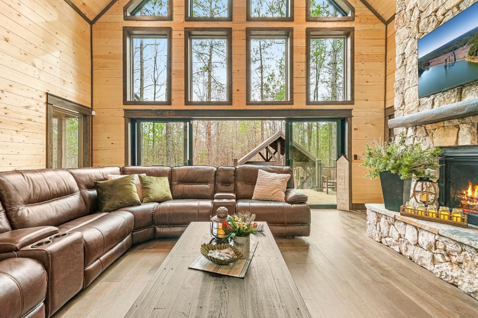 Hot tub Fire pit Games Sleeps 16 Huge Deck House in Broken Bow