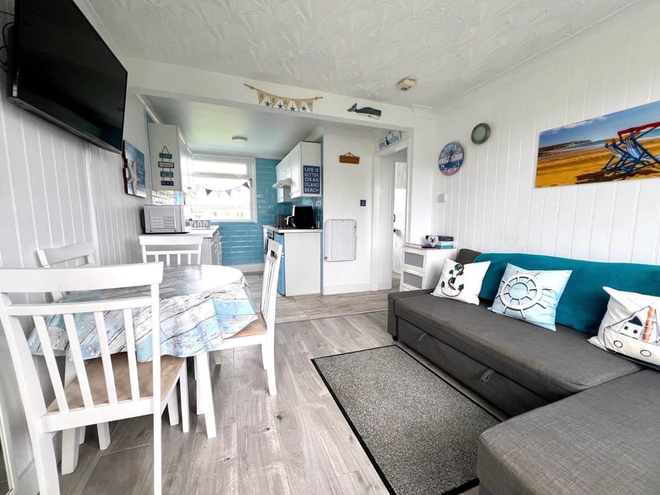 TV and multimedia, Kitchen or kitchenette, Living room, Seating area, Dining area