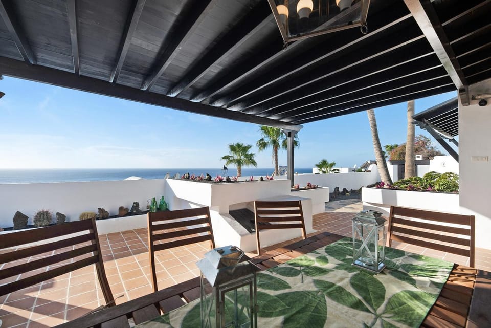 Property building, Balcony/Terrace, Living room